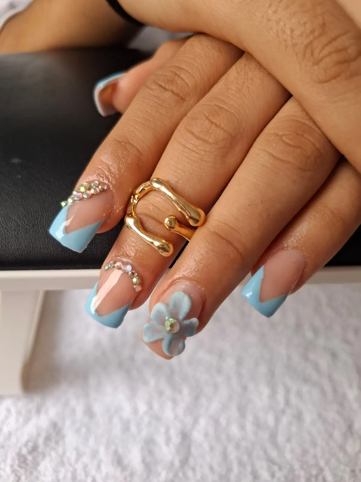 Manicura estilo francés con las puntas en color azul cielo